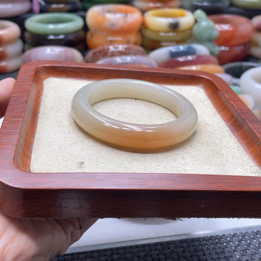 石英岩玉未镶嵌手镯