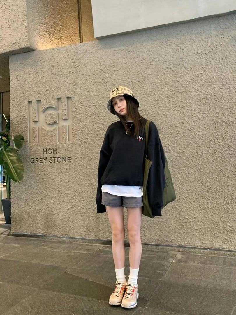 2025春季新款小众设计感慵懒风独特别致简约卫衣百搭休闲短裤套装