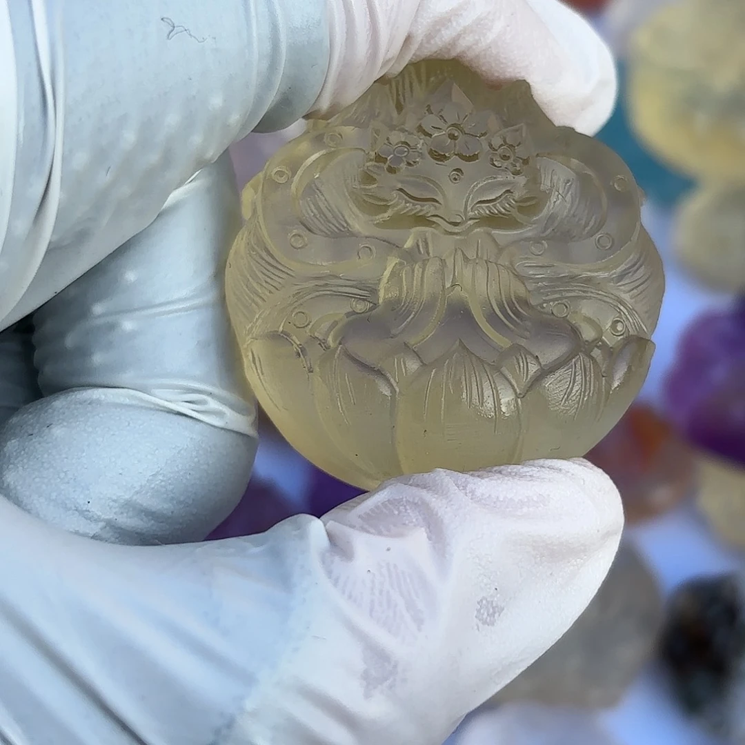 水晶摆件未镶嵌花**?