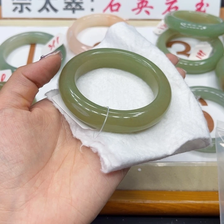 石英质玉手镯未镶嵌咖*