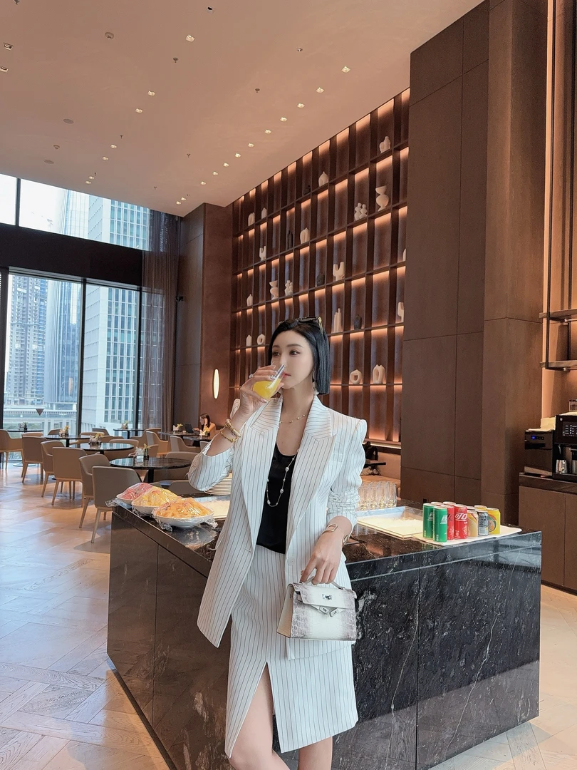 DOUWU【条纹女神】白色条纹竖线净版翻领西服开叉条纹半裙TZ13398