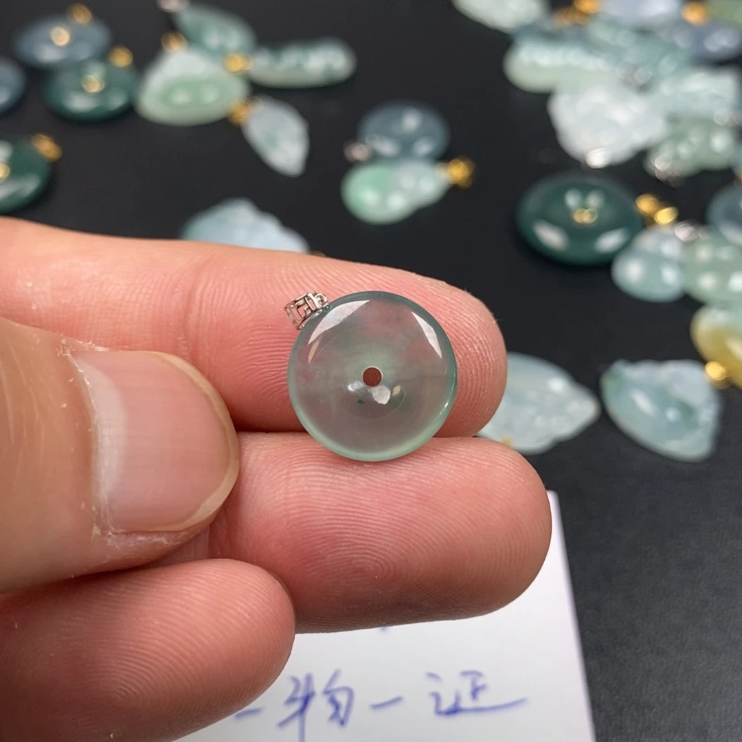 颈饰18K金镶嵌翡翠