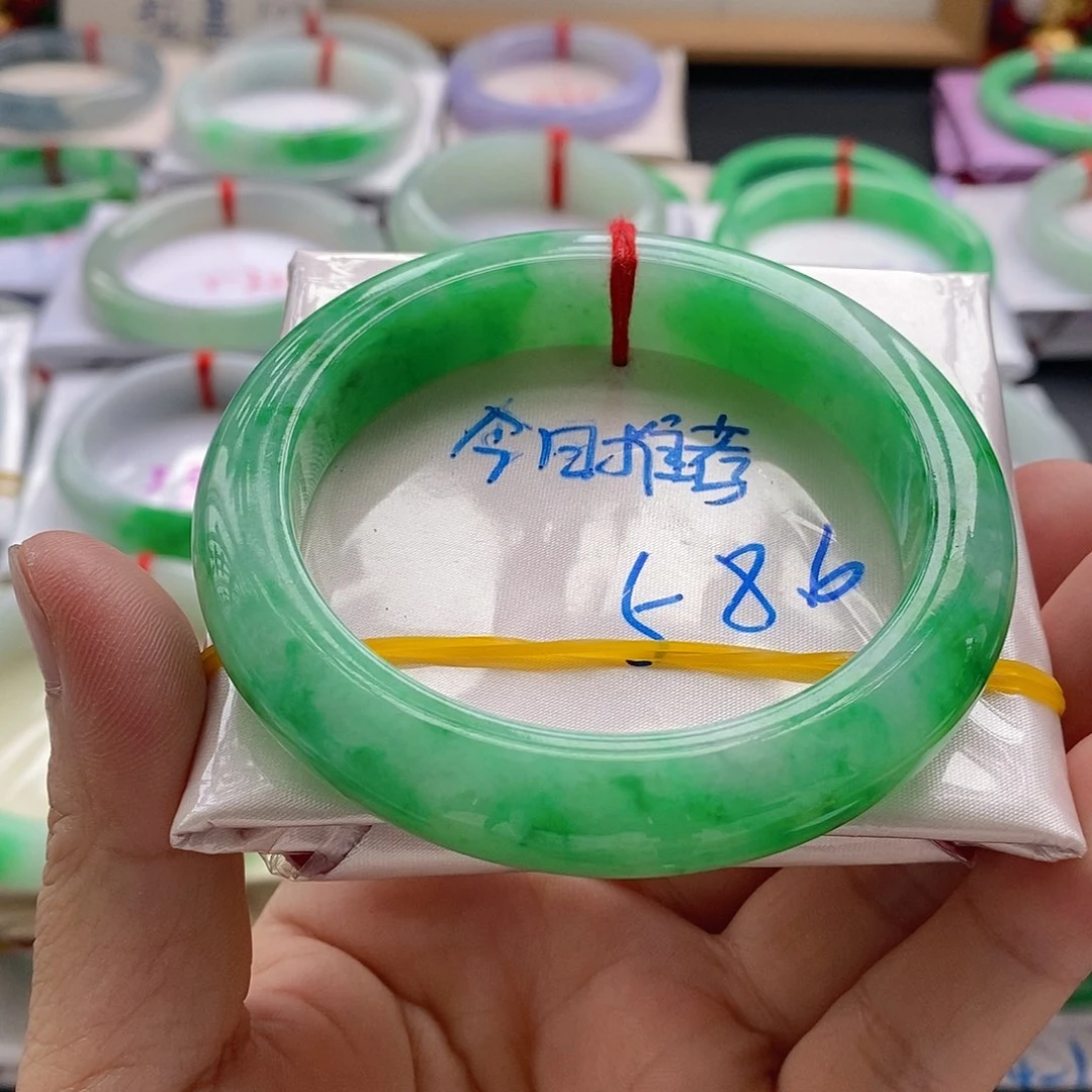越***阳未镶嵌手镯翡翠手镯