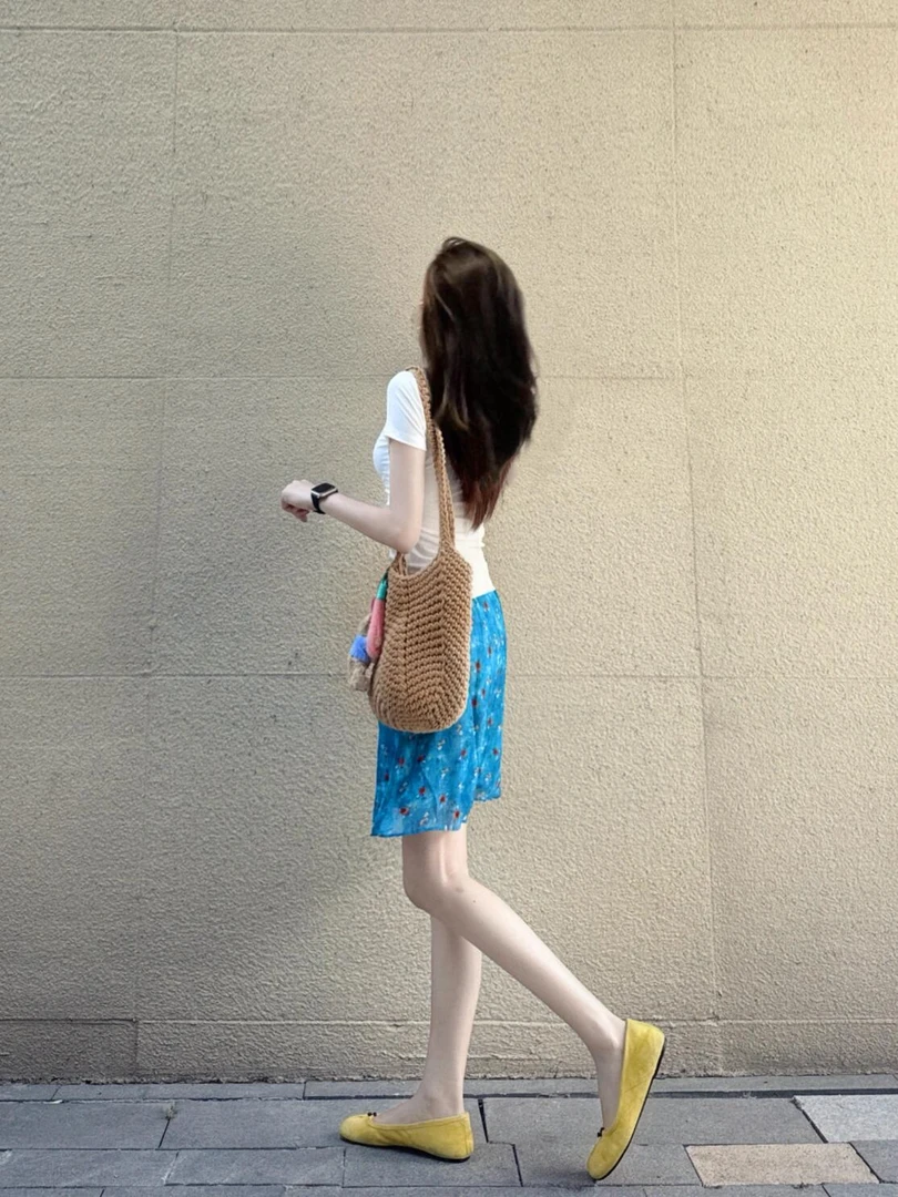 2025夏季新款韩系穿搭高级感白色短袖上衣搭配碎花短裙两件套装女