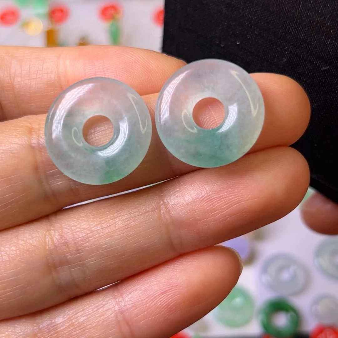 翡翠耳饰未镶嵌张****?圈圈