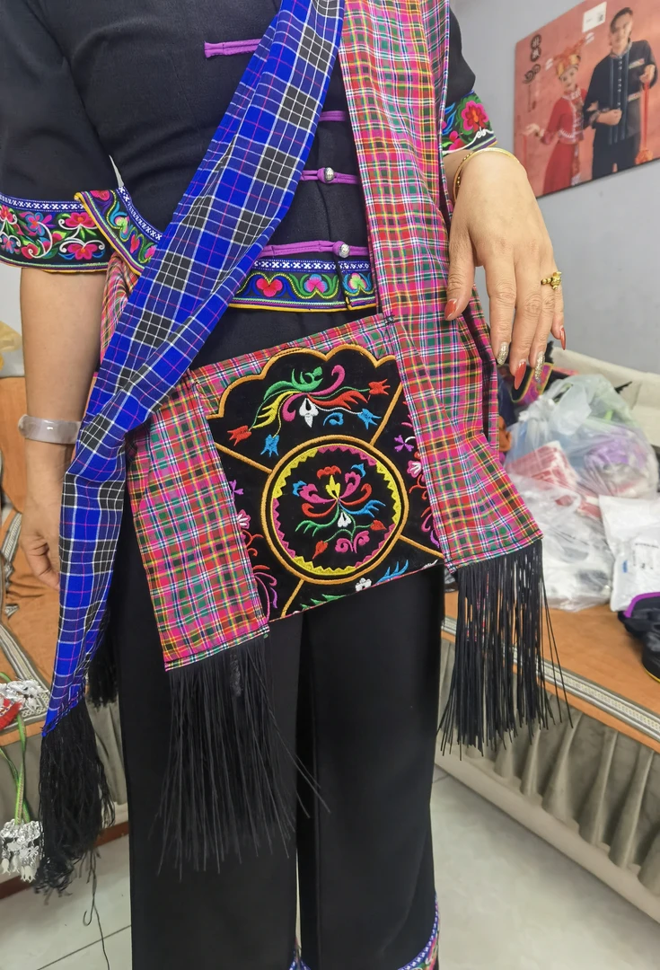 马小妹，民族包包