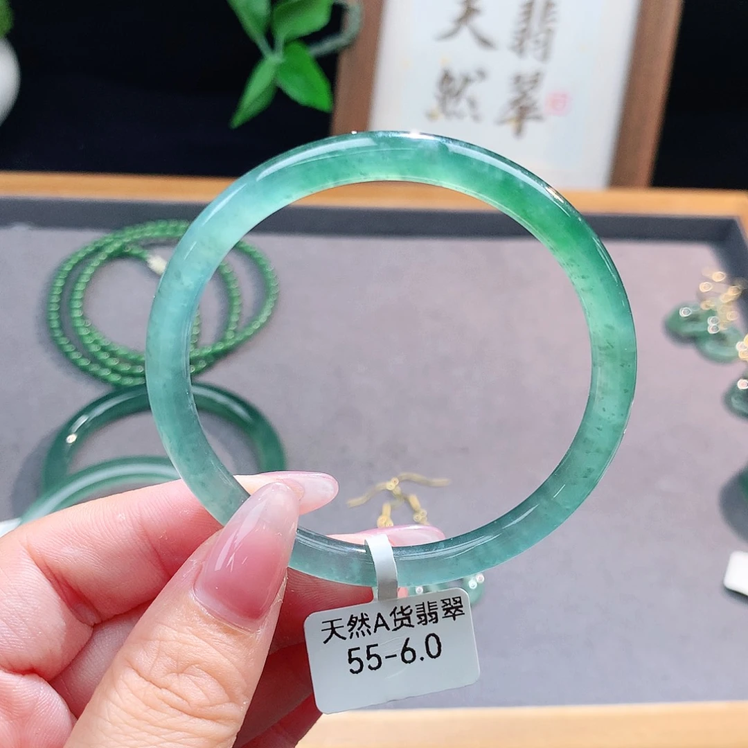 翡翠手镯（圆镯）未镶嵌