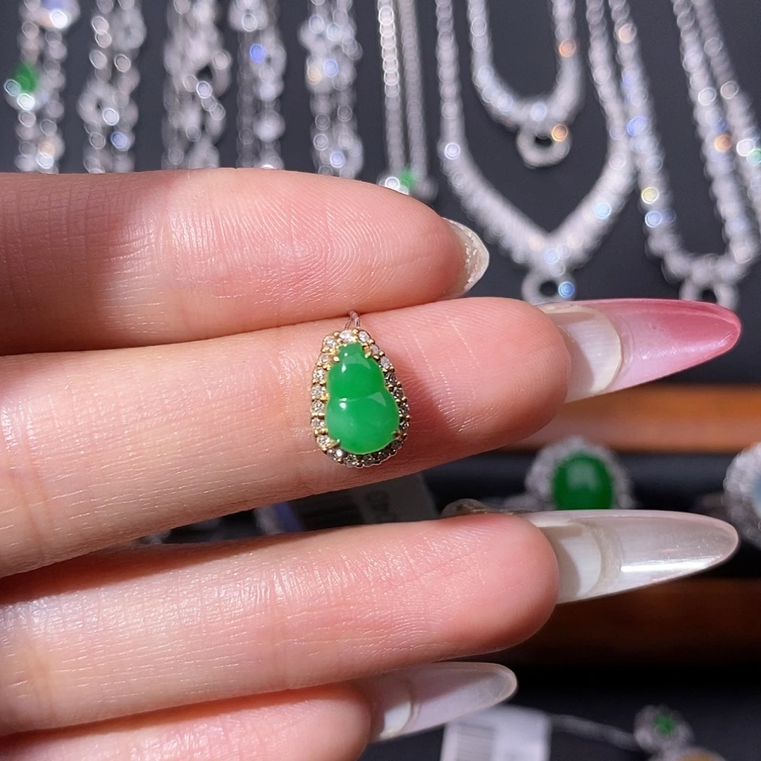 翡翠18K金镶嵌颈饰葫芦