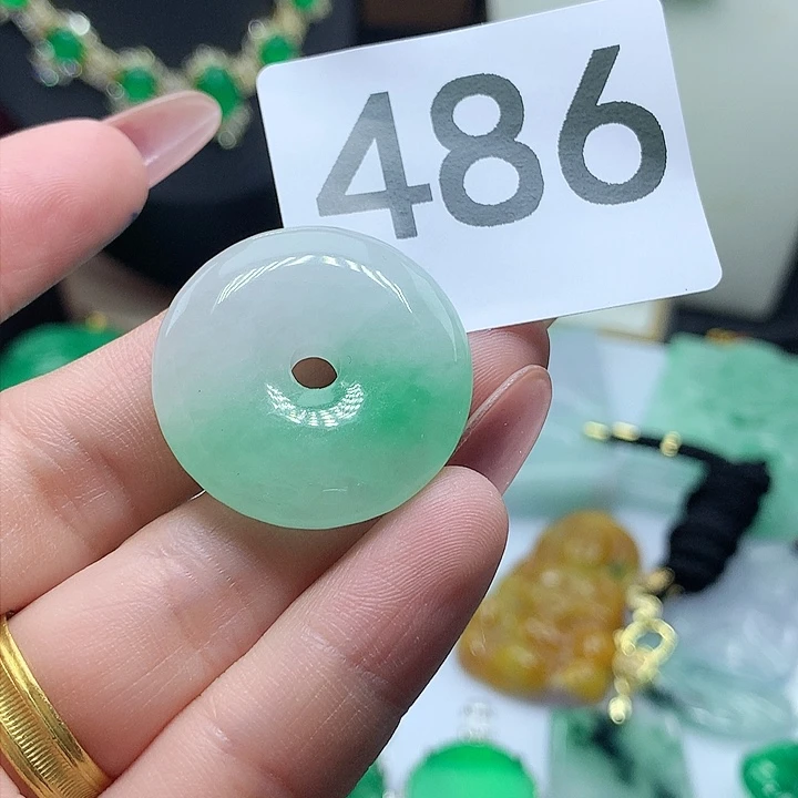 翡翠吊坠(赠链)未镶嵌