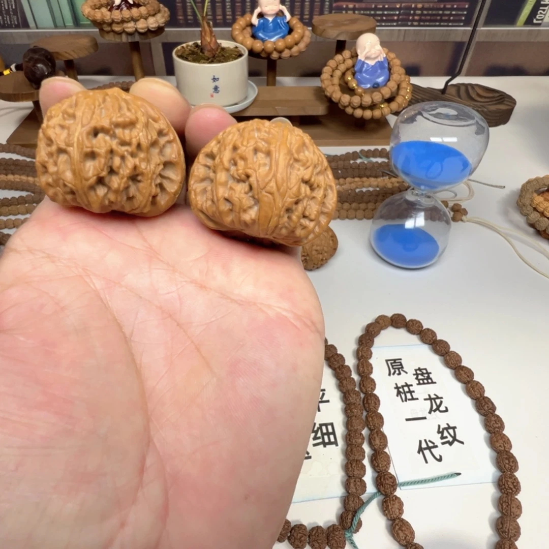 把件文玩核桃回血文玩核桃麻核桃白狮子三角球白一对4mm