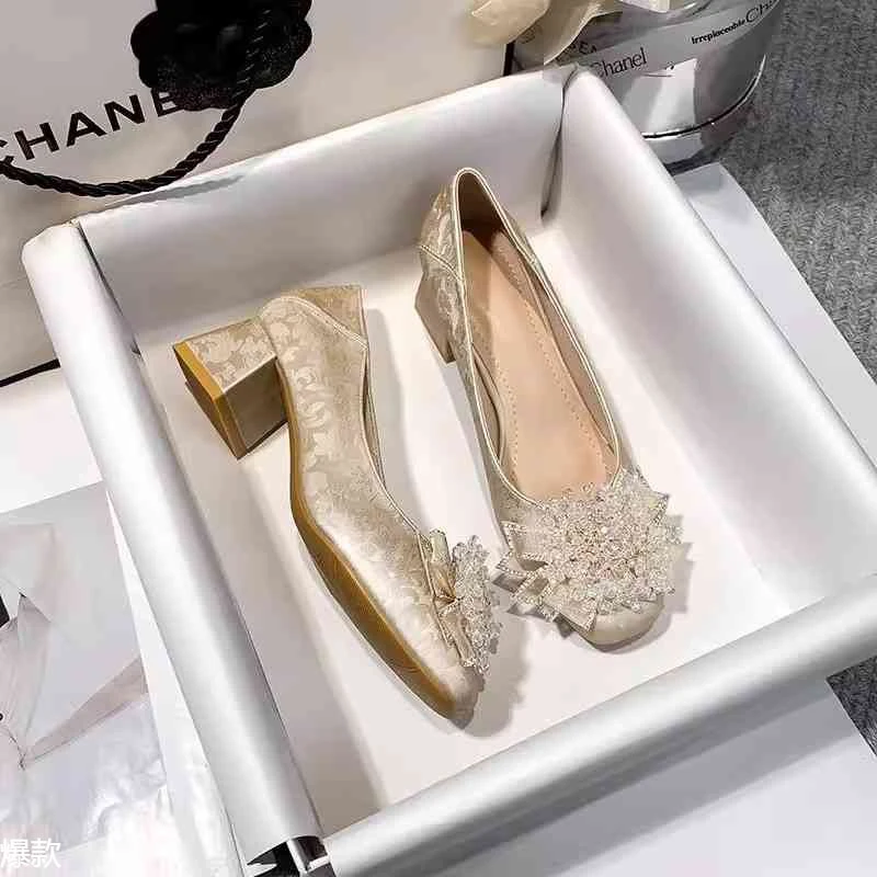 新中式配旗袍鞋2025新款主纱新娘鞋不累脚粗跟方头中跟高跟单鞋女