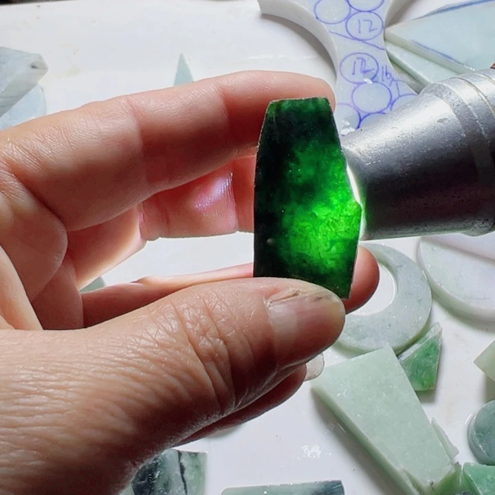 翡翠颈饰未镶嵌翡翠片料