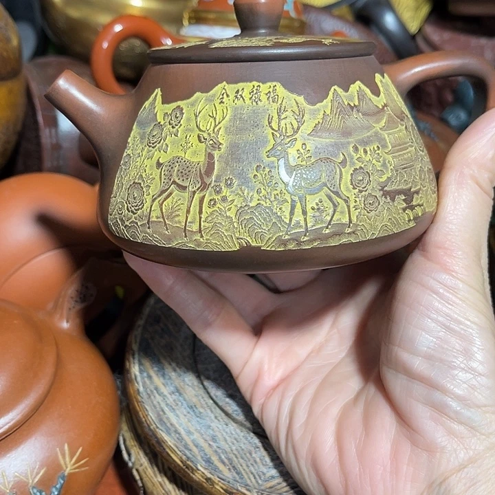 紫砂茶壶原泥料手工制作的一把紫砂壶。