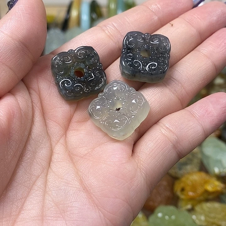 蛇纹石玉吊坠未镶嵌