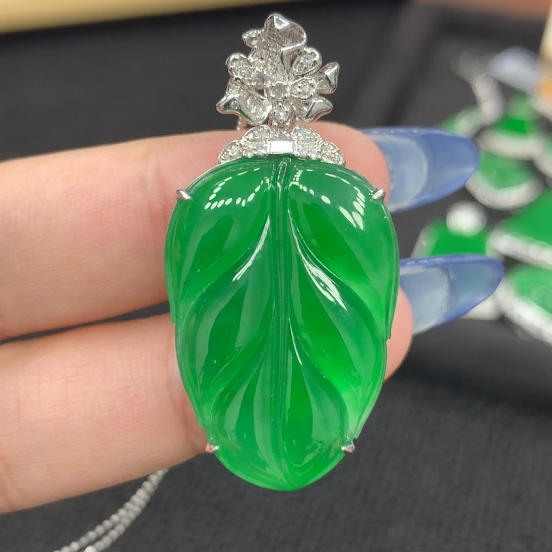 颈饰18K金镶嵌翡翠叶子