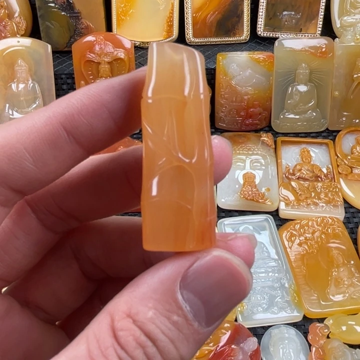 石英质玉（黄龙玉）颈饰未镶嵌