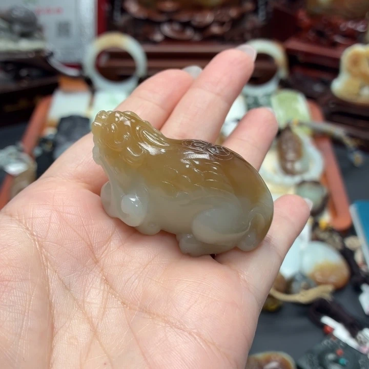 四***星和田玉未镶嵌颈饰