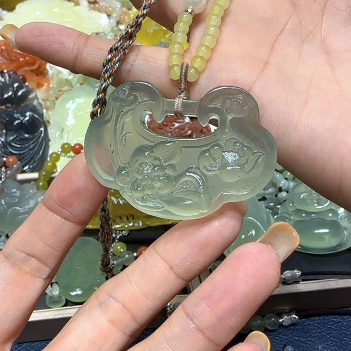未镶嵌蛇纹石玉吊坠