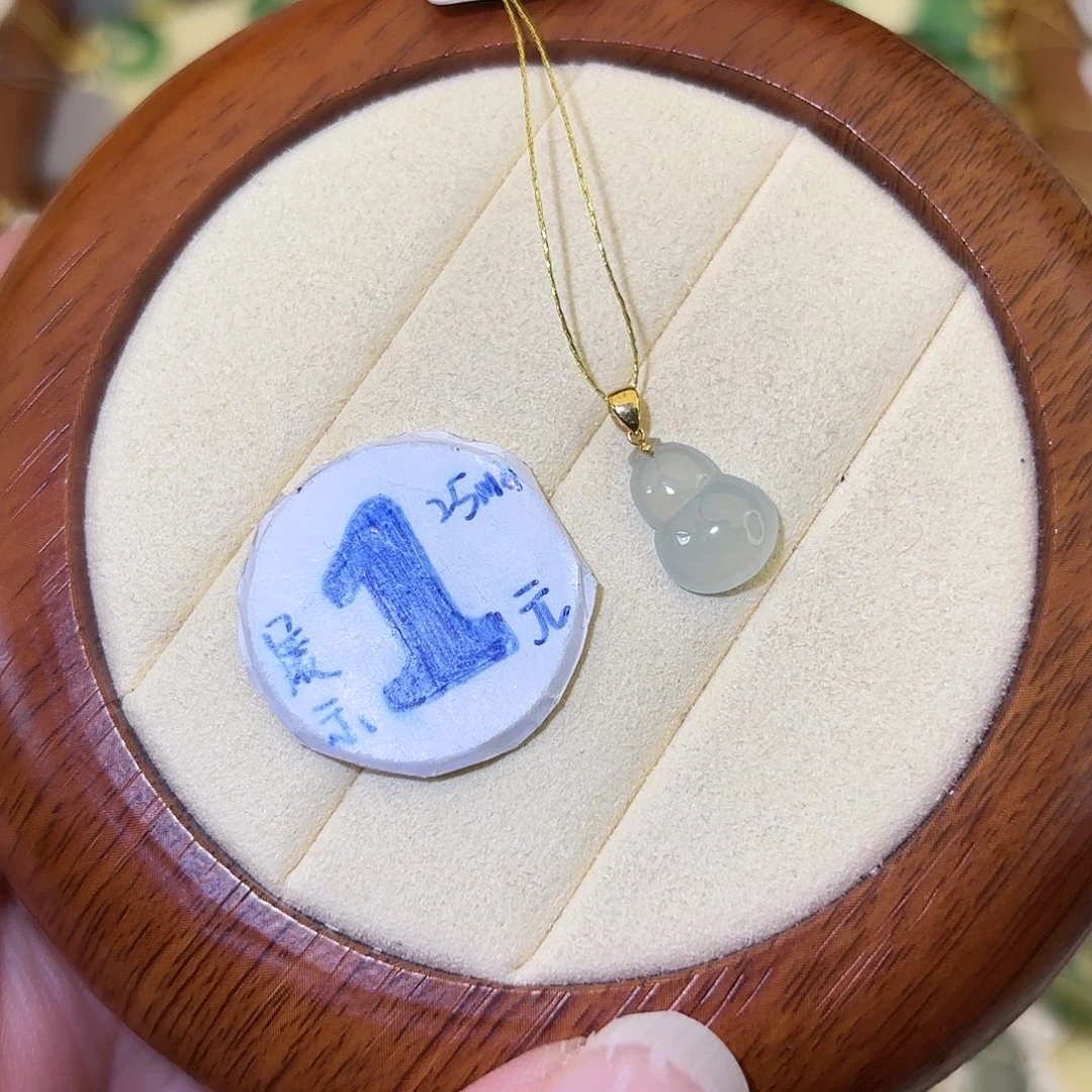 翡翠18K金镶嵌颈饰葫芦