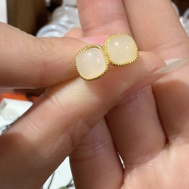 石英质玉颈饰合金