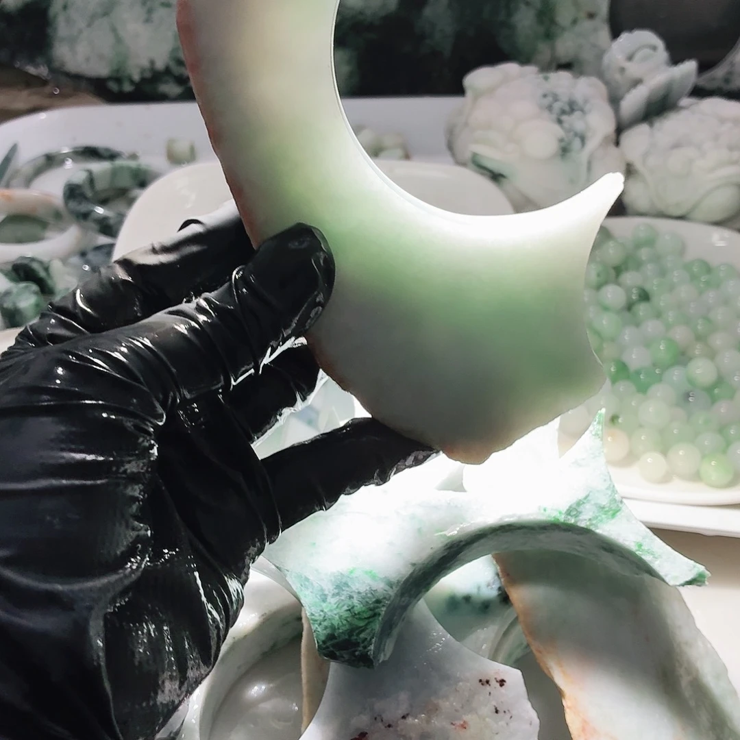 翡翠未镶嵌颈饰边角料