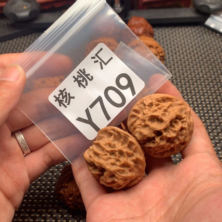 文玩核桃吊坠龙鳞