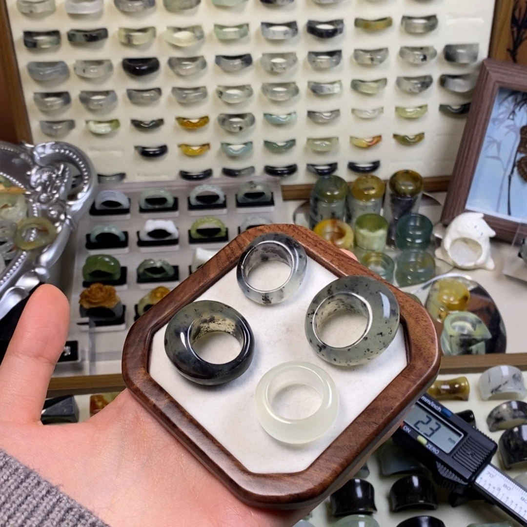 怾***步蛇纹石玉未镶嵌戒指