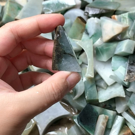 翡翠挂件未镶嵌T****马翡翠原石