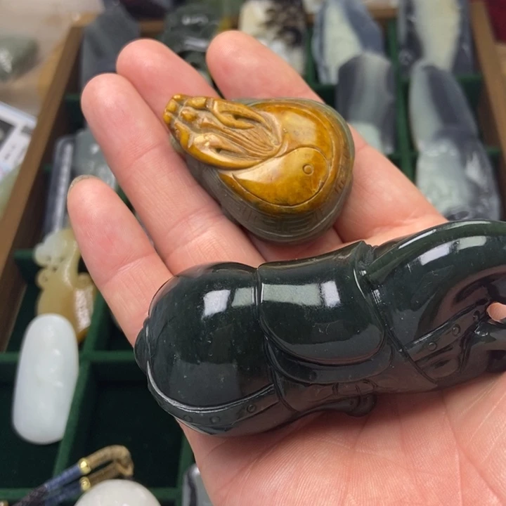 弹***间和田玉未镶嵌颈饰