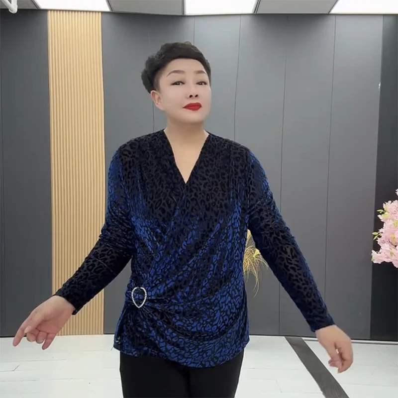 春秋中老年妈妈装大码女士洋气百搭小衫V领钻扣豹纹捏褶长袖上衣