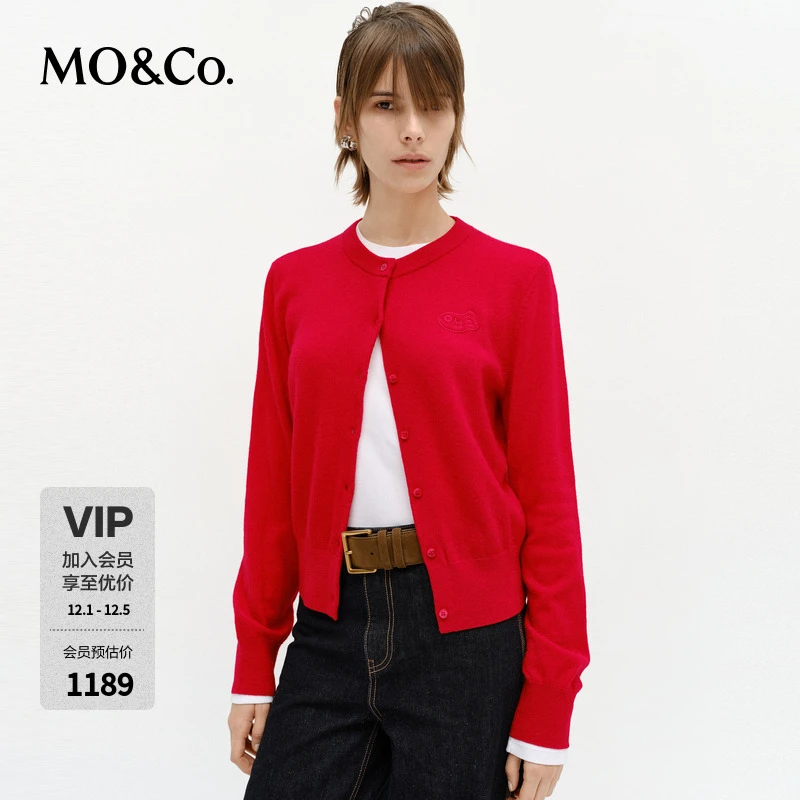 MOCO针织开衫2025春新年锦鲤刺绣绵羊毛MBE1CAR045