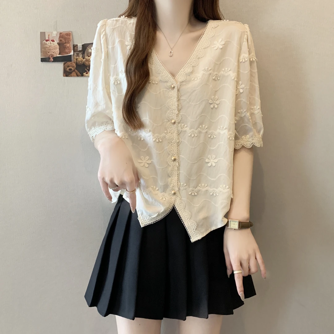 短袖衬衫女2025夏季新款爆款法式V领刺绣正肩显瘦短款上衣高级感