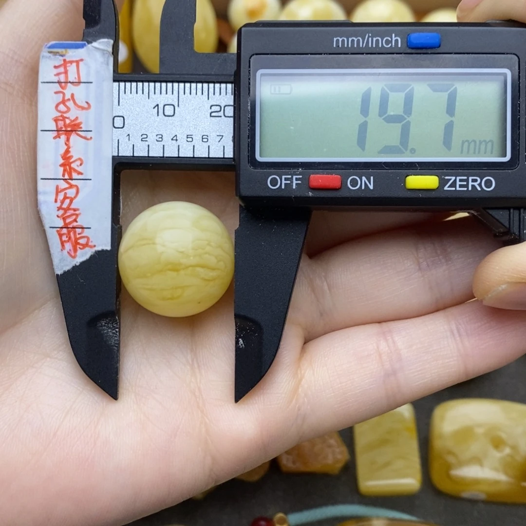 未镶嵌琥珀裸石୧****19.7圆珠微瑕，默认直发