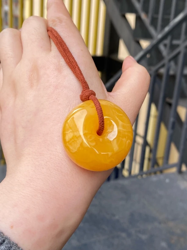 24.54焦皮料鸡油红蜜蜡面包圈挂件颜色鲜艳漂亮精致又不失精致