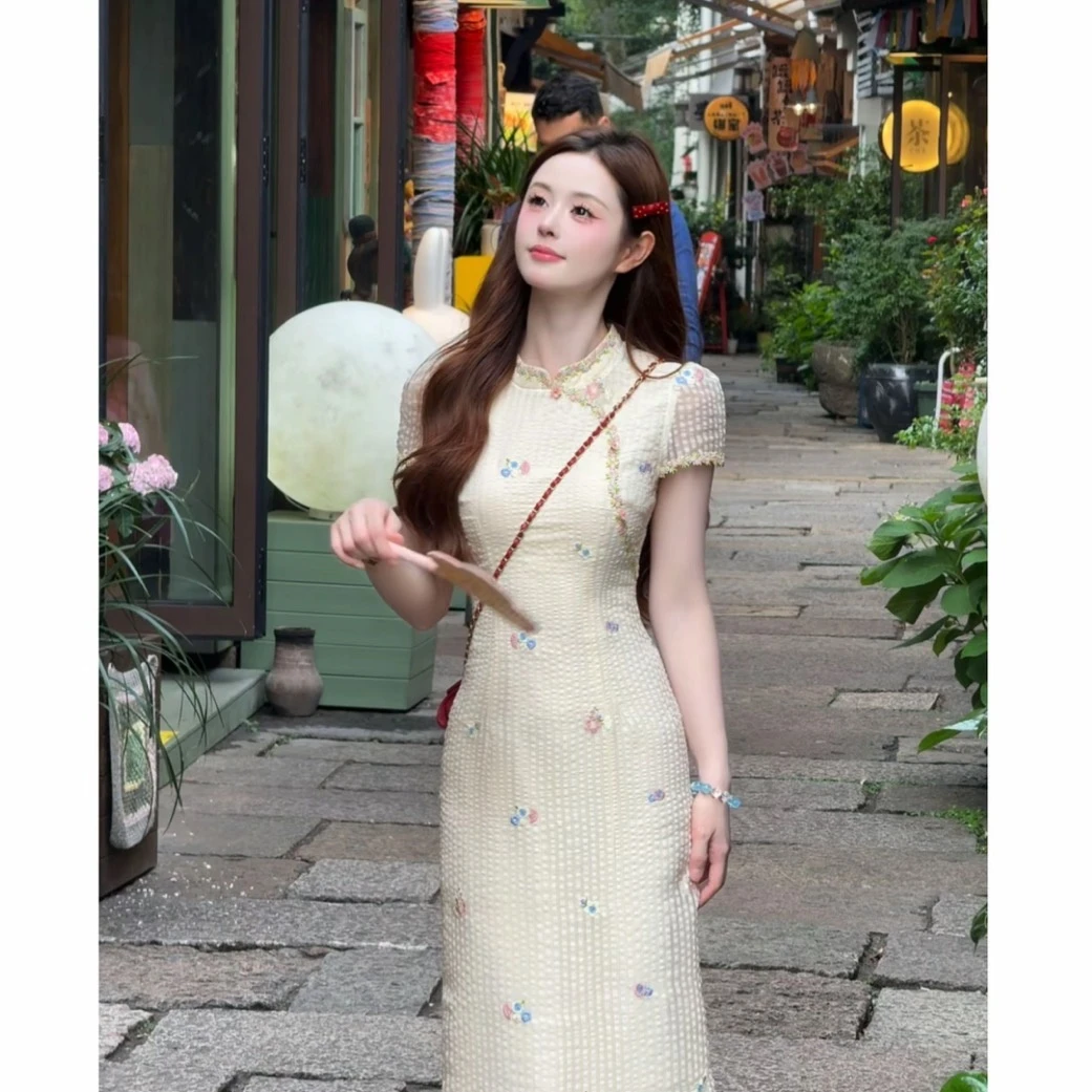 2025夏季如梦如幻气质新中式花朵刺绣旗袍夏季竖条纹肌理感连衣裙