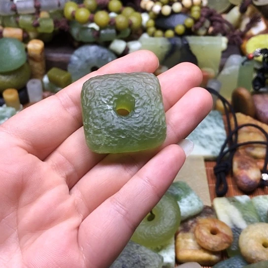 岫玉未镶嵌颈饰霞*