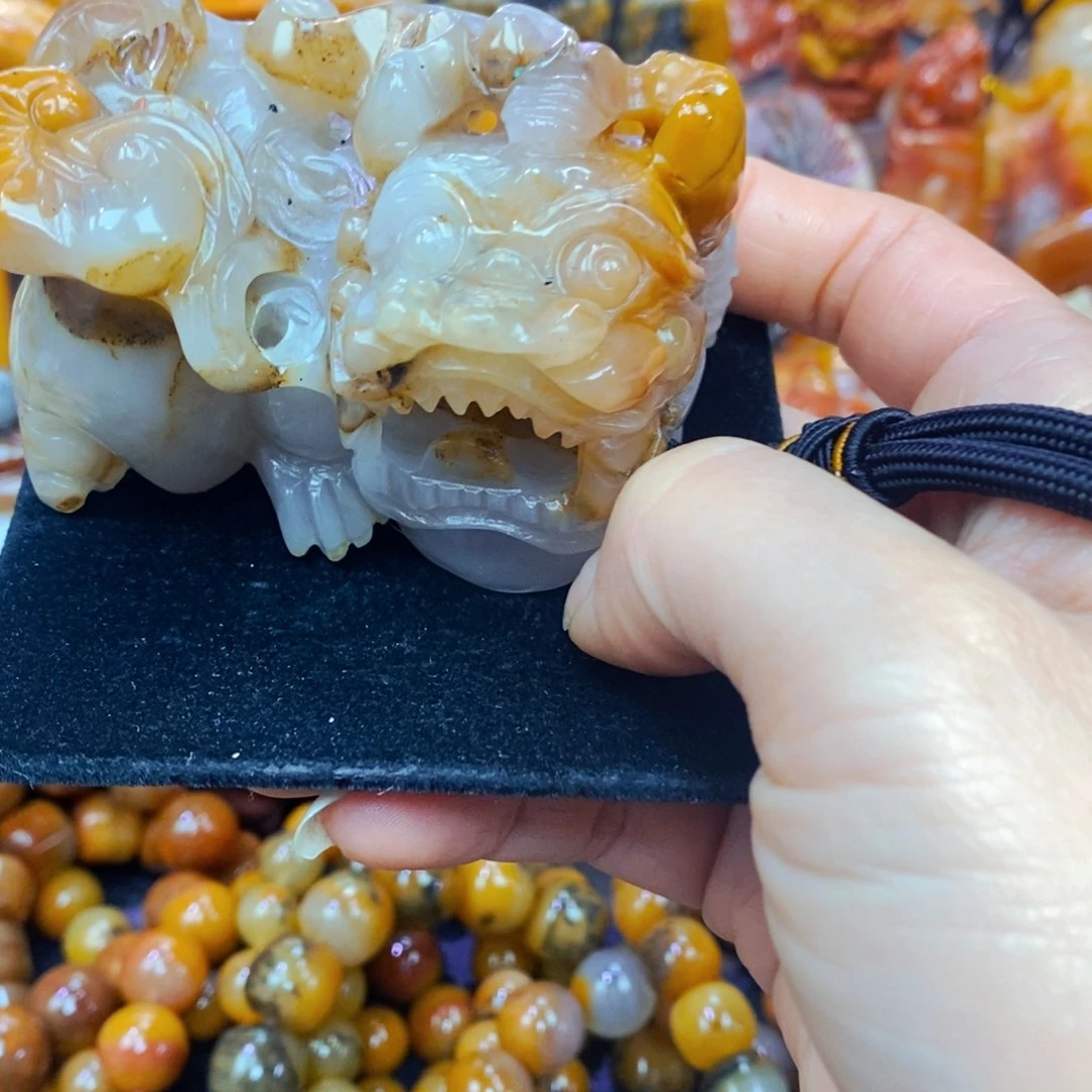 未镶嵌石英质玉（黄龙玉）颈饰