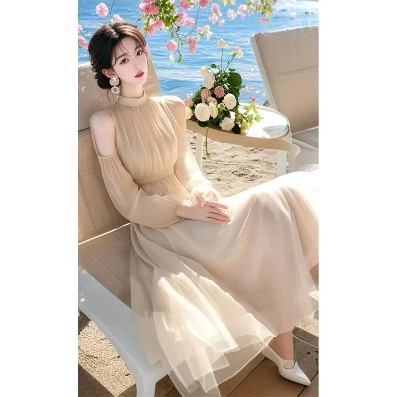 茶歇法式杏色露肩雪纺连衣裙2025新款秋装度假风独特别致收腰长裙