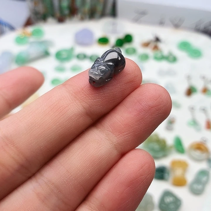 翡翠未镶嵌颈饰乌鸡貔貅