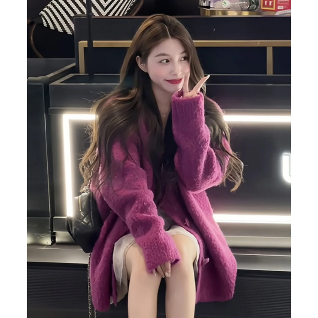 慵懒高级感火龙果色v领毛衣外套女秋冬中长款浣熊绒针织开衫加厚