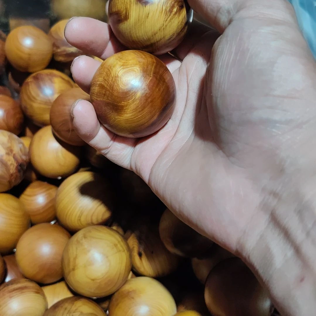 瑜***言4.5手球一对，碳化瑕疵