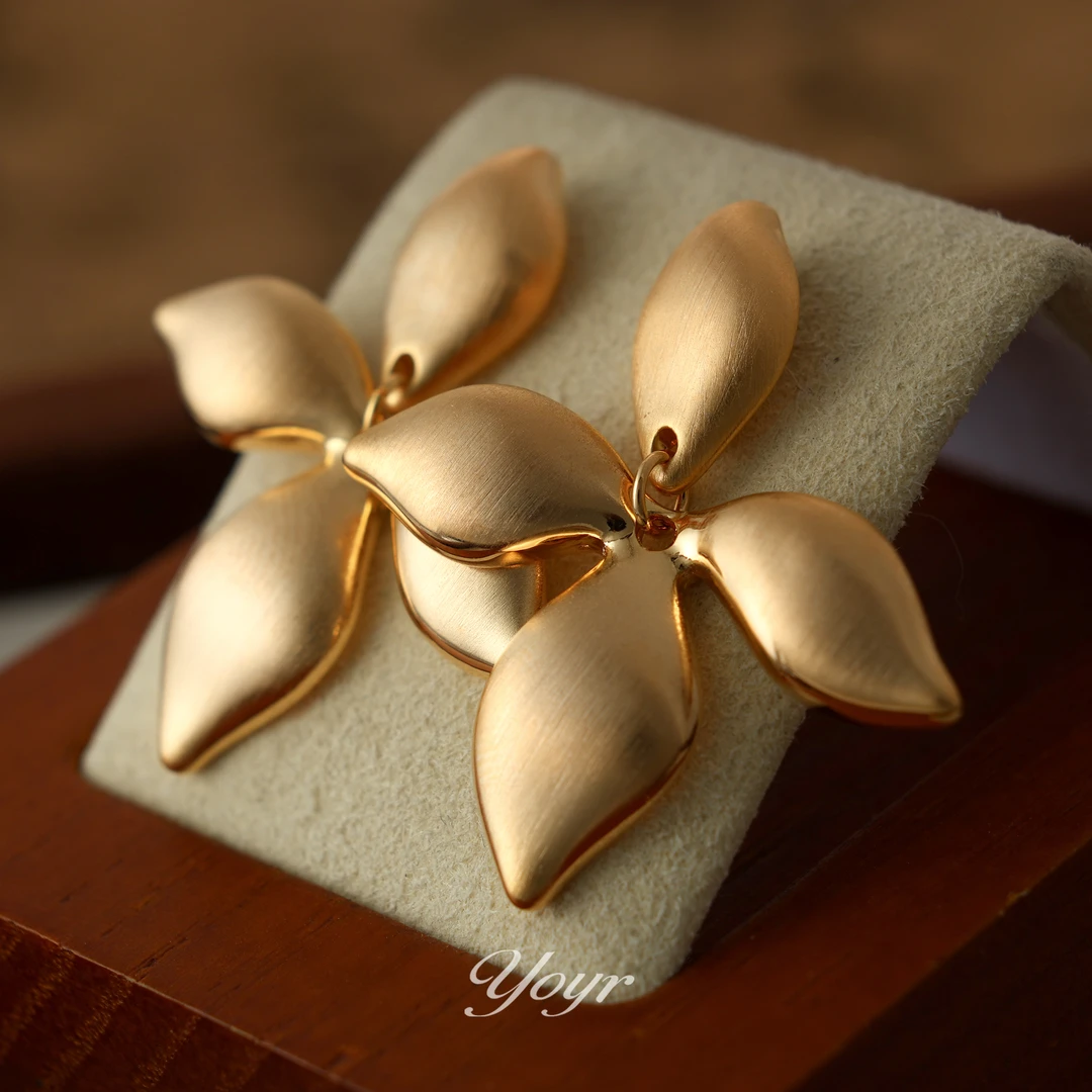 YOYR 黄铜耳饰 磨砂灵动花朵耳钉新年喜庆氛围感法式气质精品耳环