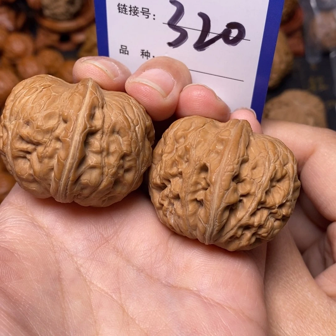 文玩核桃把件元宝全品39。  320