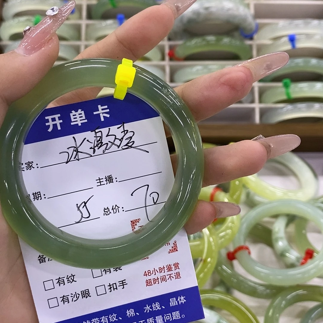 在***熊合金蛇纹石玉手镯