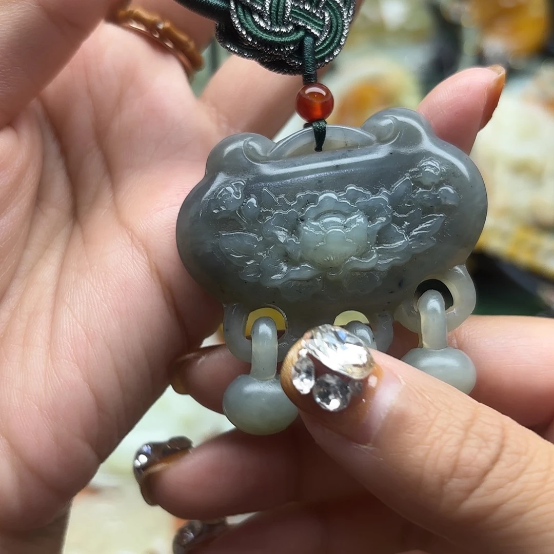 蛇纹石玉未镶嵌吊坠