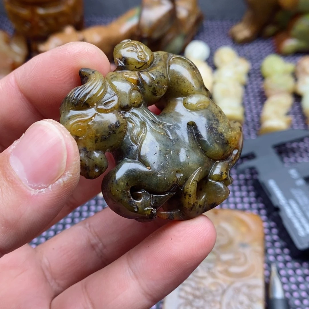 蛇纹石玉颈饰未镶嵌