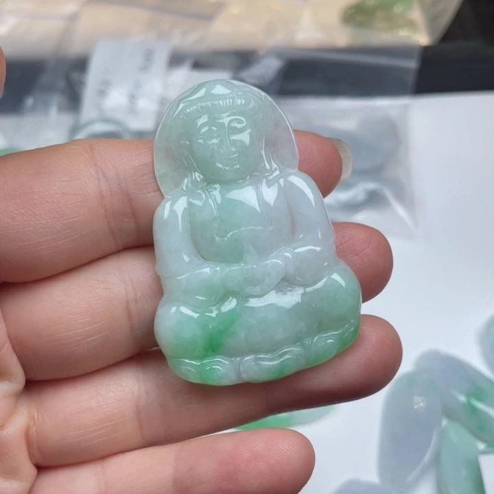 翡翠颈饰未镶嵌飘绿观音