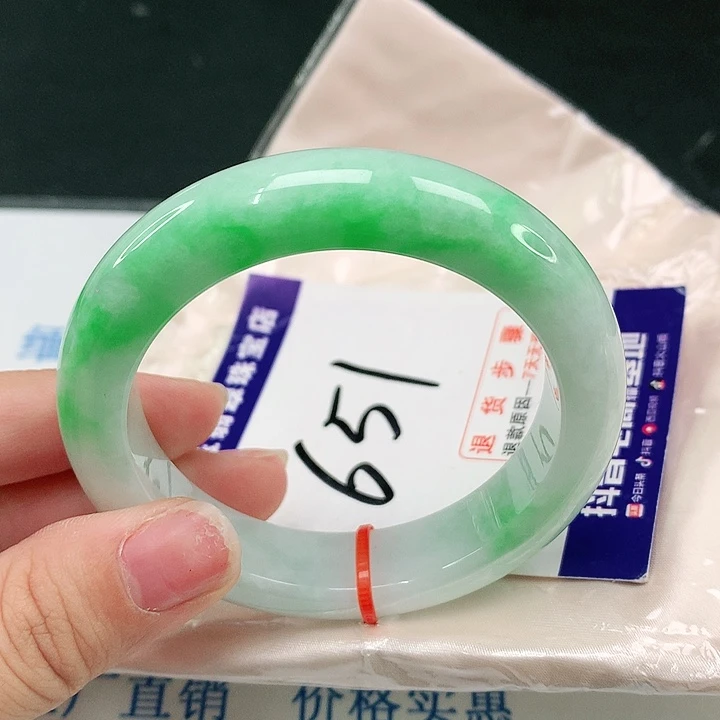 翡翠手镯未镶嵌翡翠