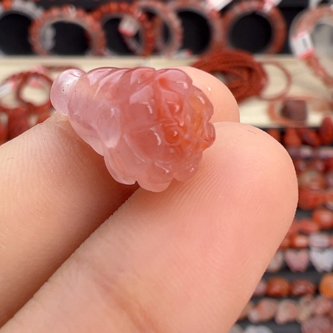 南红玛瑙未镶嵌颈饰莲花三通