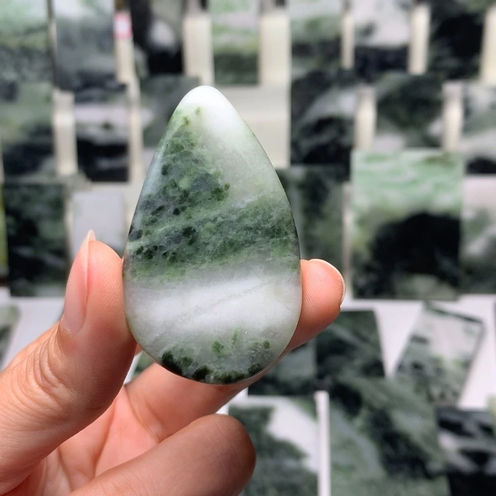 独山玉颈饰未镶嵌优*